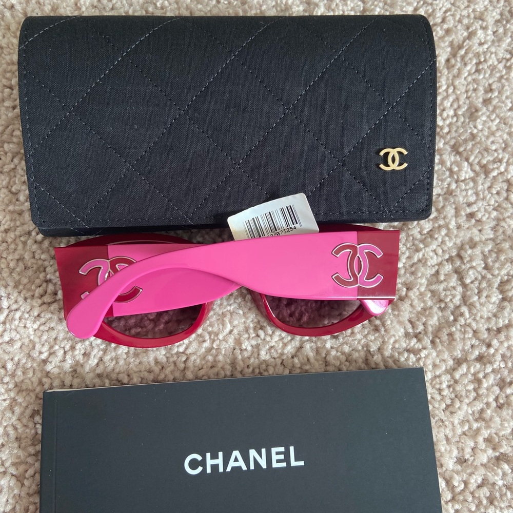 Chanel Red-pink Two tone sunglasses.